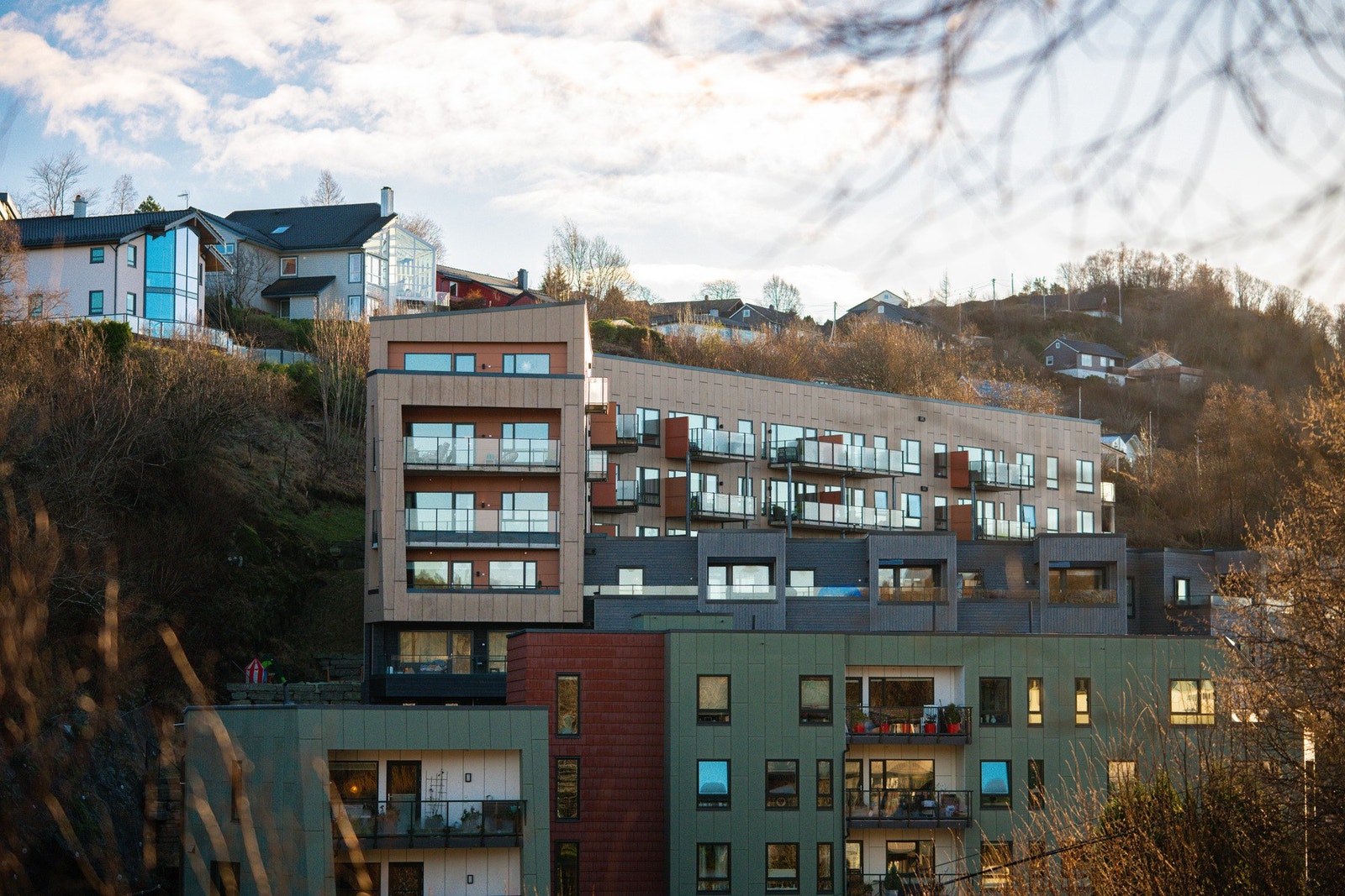 Her bor man sentralt, men likevel i rolige, naturskjønne og solrike omgivelser. Galleribilde