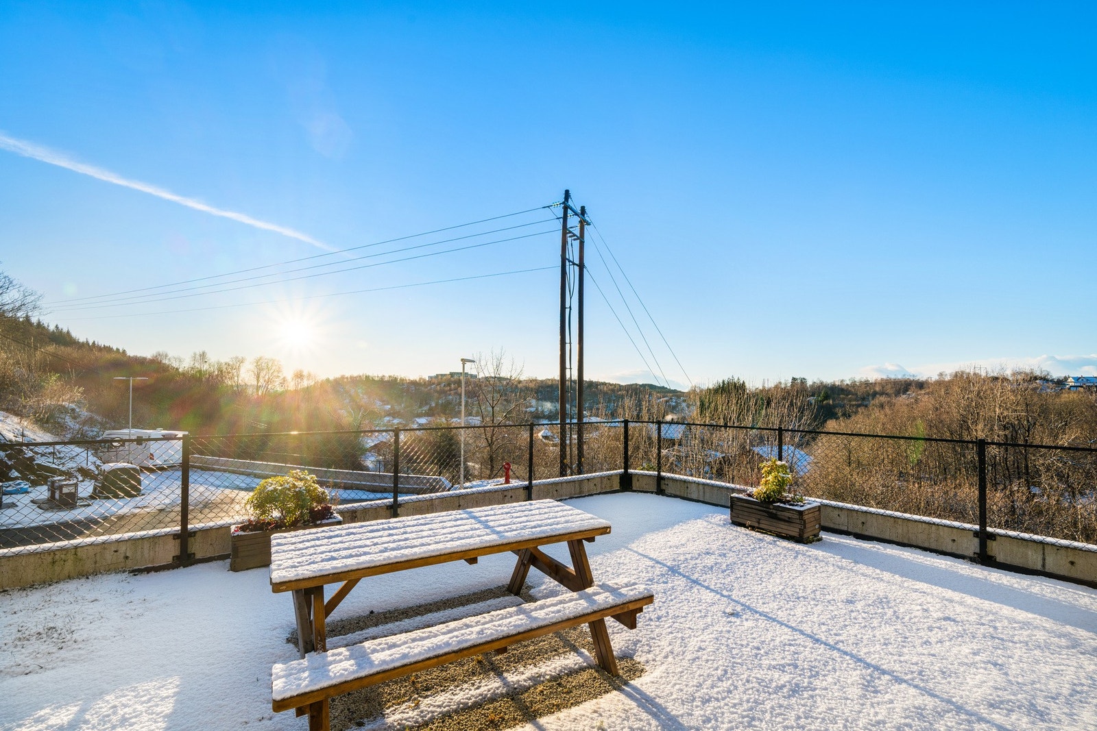 På Juvik, et par minutters kjøring unna, finner en bl.a. hagesenter, Europris, dyreklinikk, tannlege, matbutikk og treningssentre. Galleribilde