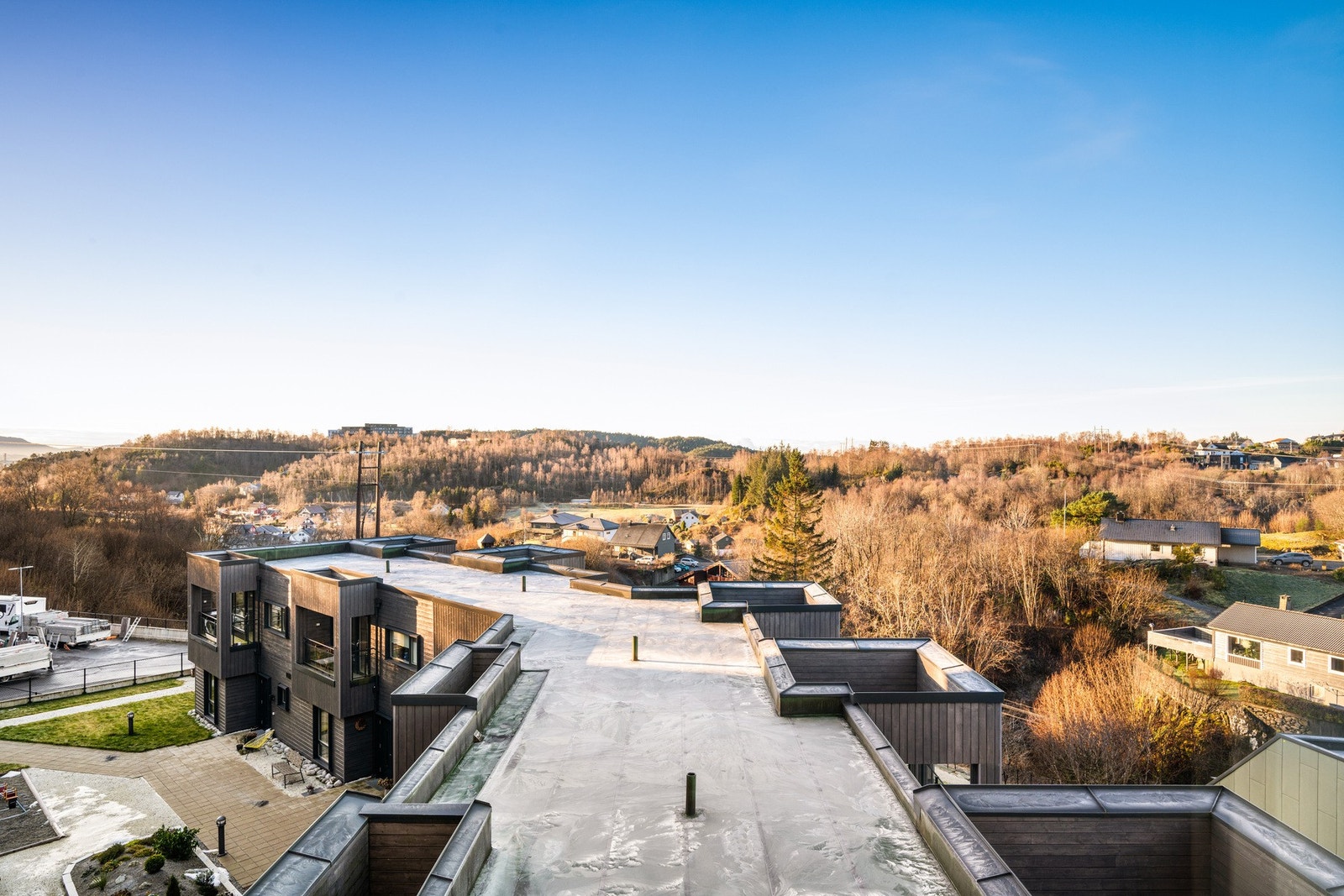 Det også flere flotte turområder i umiddelbar nærhet, bl.a. annet friluftsområdet Breidalen, Brikafjellet eller Kolbeinsvarden. Galleribilde
