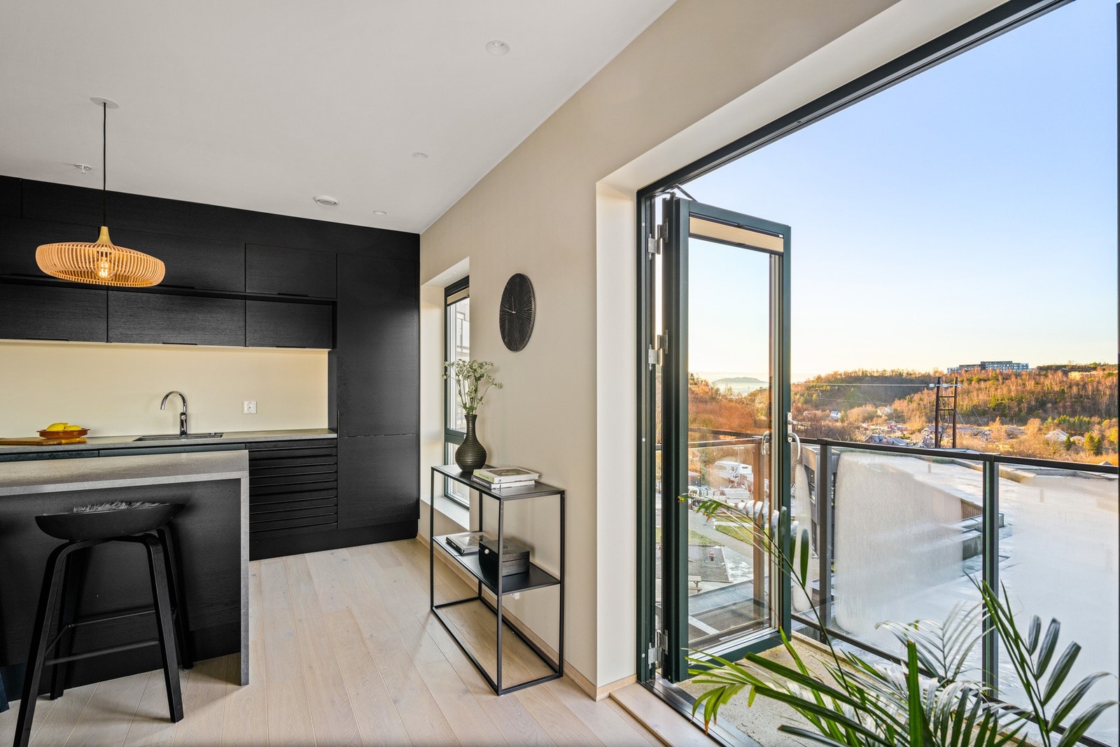 Fra kjøkkenet er det utgang til en herlig balkong på 1,7 kvm. Galleribilde