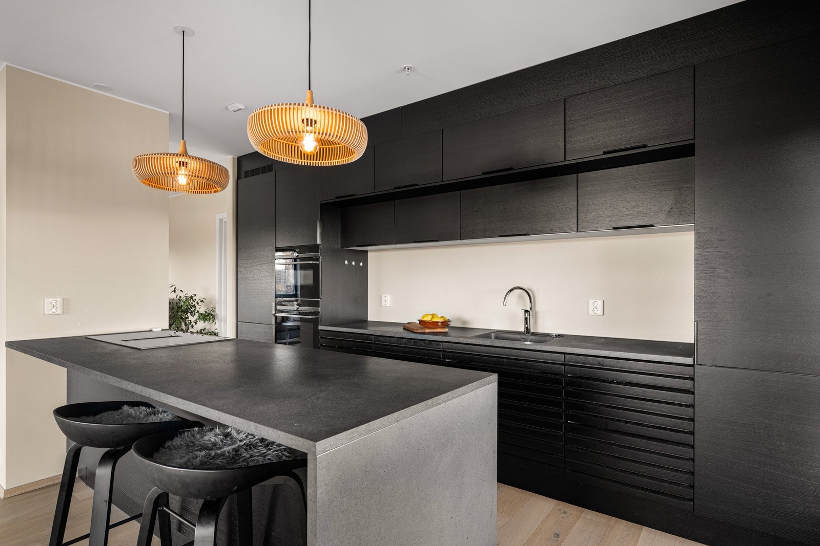 Kjøkkeninnredningen består av profilerte fronter, laminat benkeplate, oppvaskkum og ventilator. Galleribilde