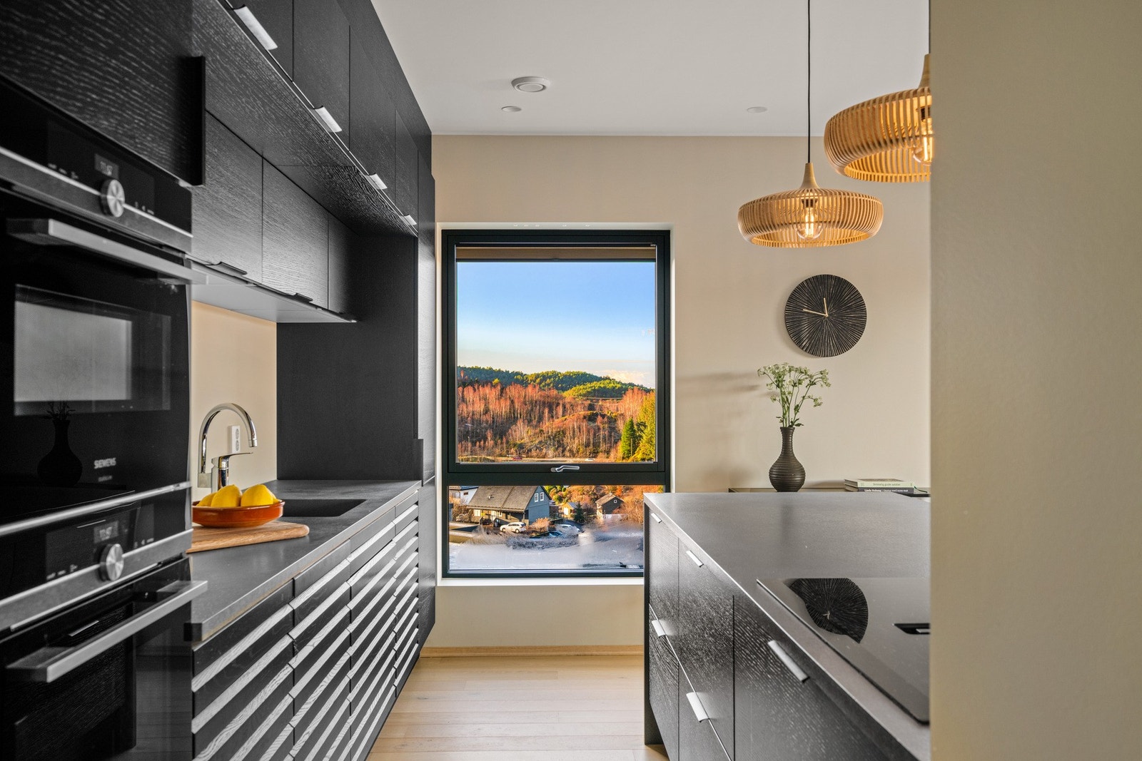 Av integrerte hvitevarer inneholder kjøkkenet induksjonsplatetopp, stekeovn, stekeovn med mikrobølgeovn. oppvaskmaskin, kjøl- og frys. Galleribilde