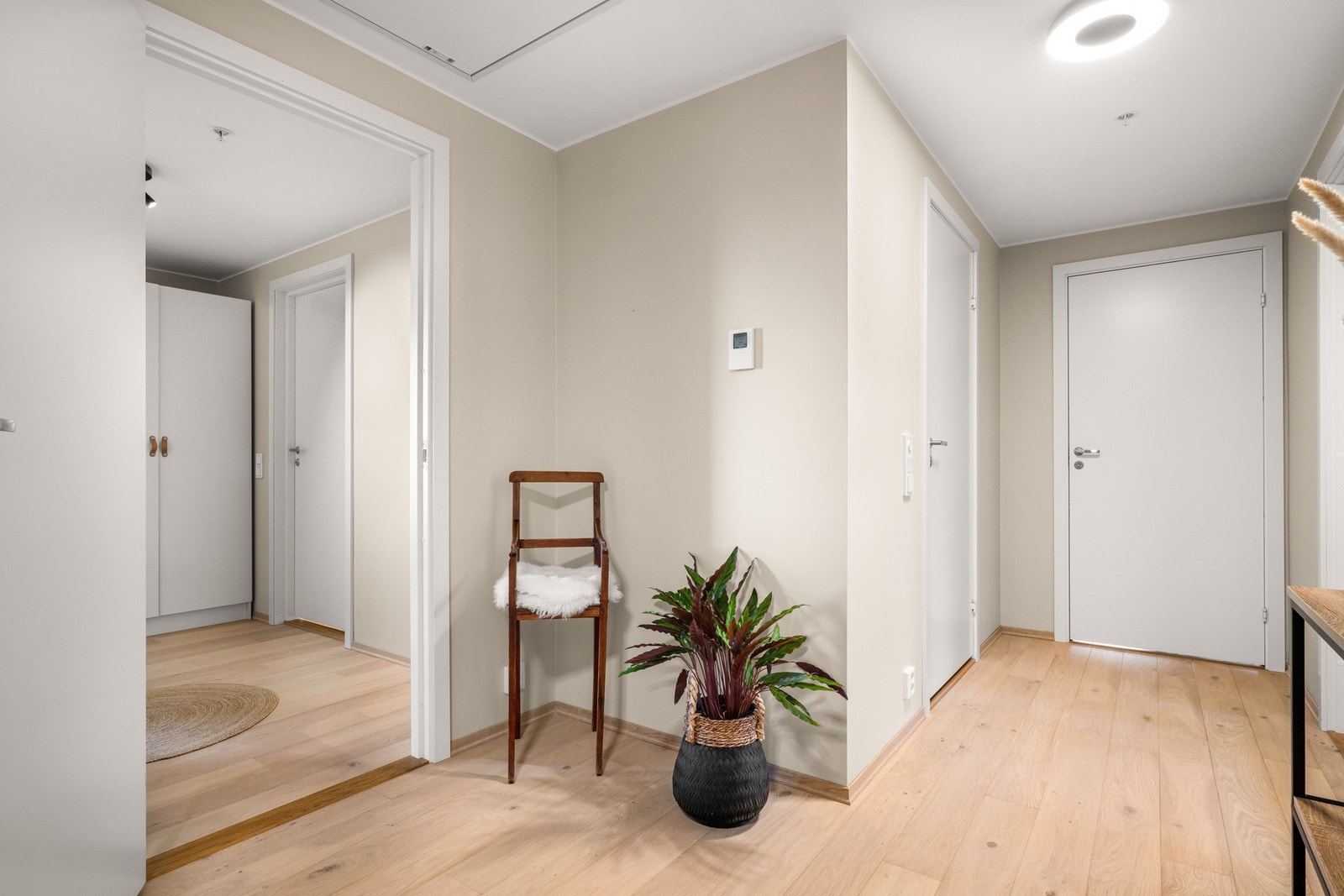 Fra gangen er det tilkomst til et praktisk garderoberom. Galleribilde