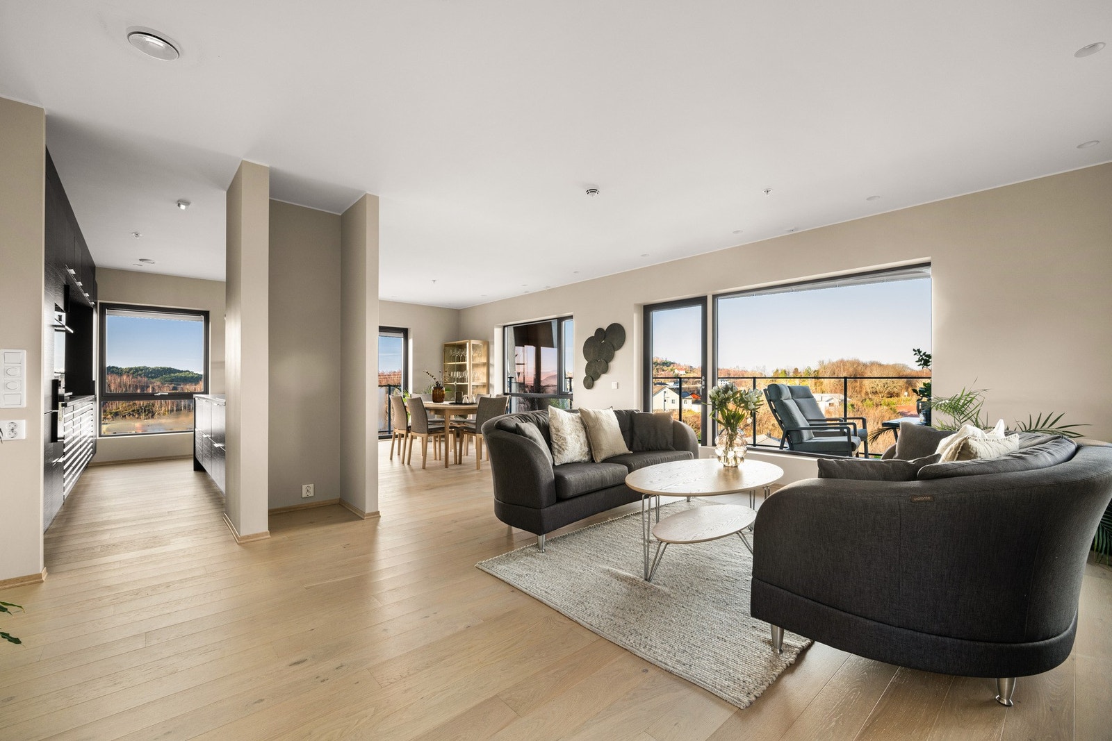 Her møter du en fantastisk utsikt og lysinnslipp - legg merke til at alle vinduene er listefrie. Galleribilde