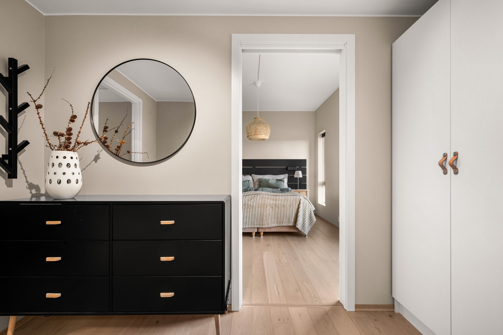 Fra garderoberommet er deg vei videre inn til hovedsoverommet og bad nr.2. Galleribilde