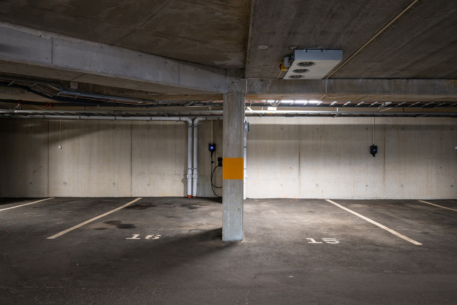 Leiligheten har to tilhørende garasjeplasser. nr.15 og nr.16. Galleribilde