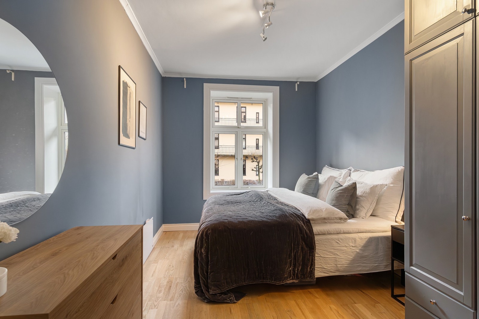 Romslig soverom med plass til dobbeltseng, nattbord og garderobeskap. Galleribilde