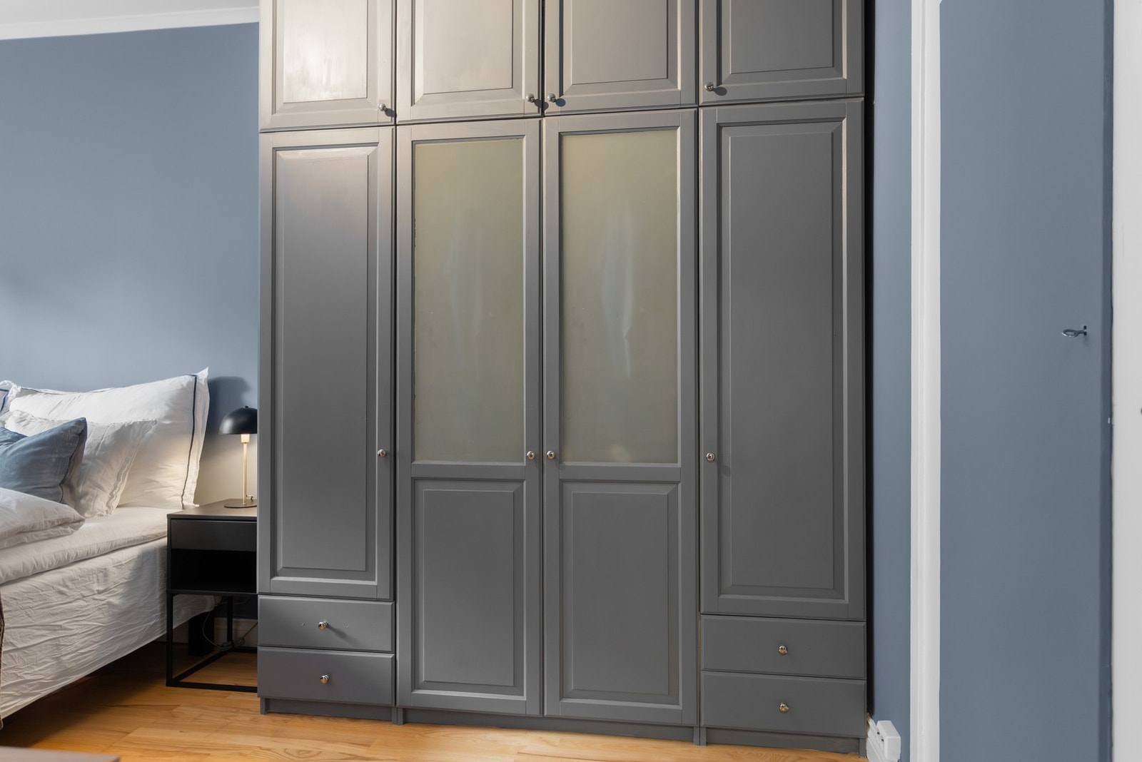 Stort garderobeskap med god oppbevaringsplass. Galleribilde