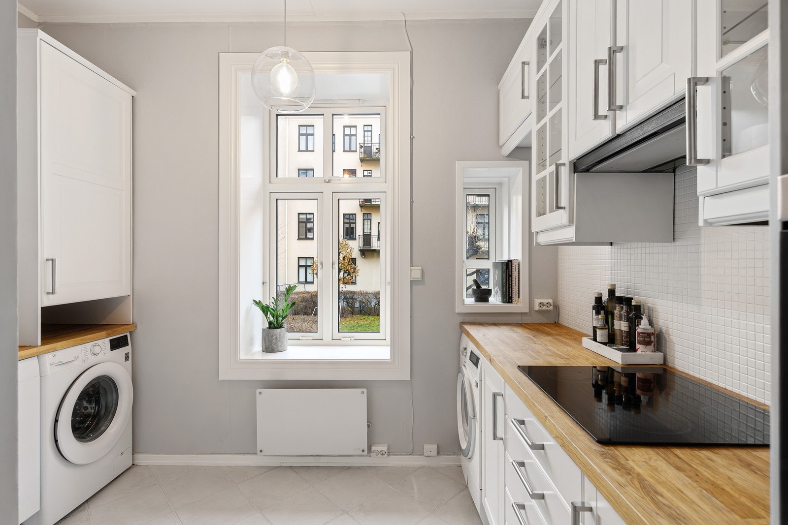 Fint, separat kjøkken med lyse fronter og benkeplate i heltre. Galleribilde