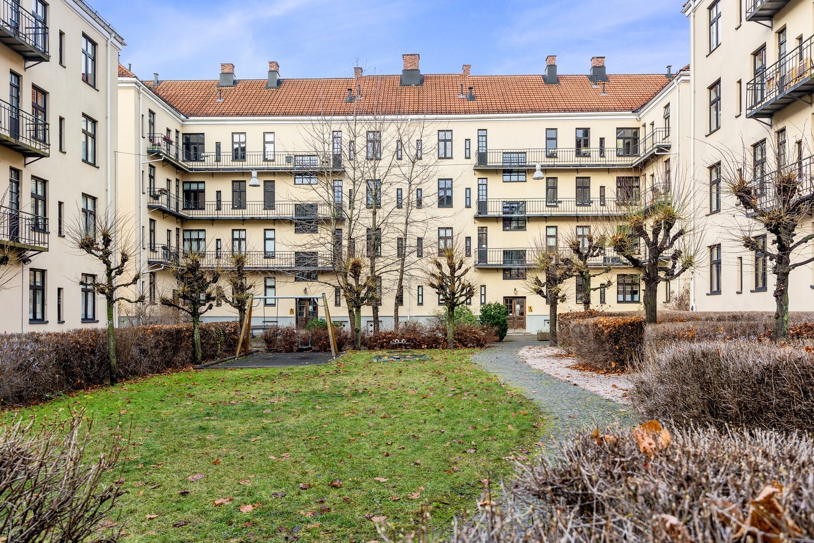 Fantastisk gårdsrom, skjermet og solrikt med gressplener, frodig beplantning og hyggelige sittegrupper. Galleribilde