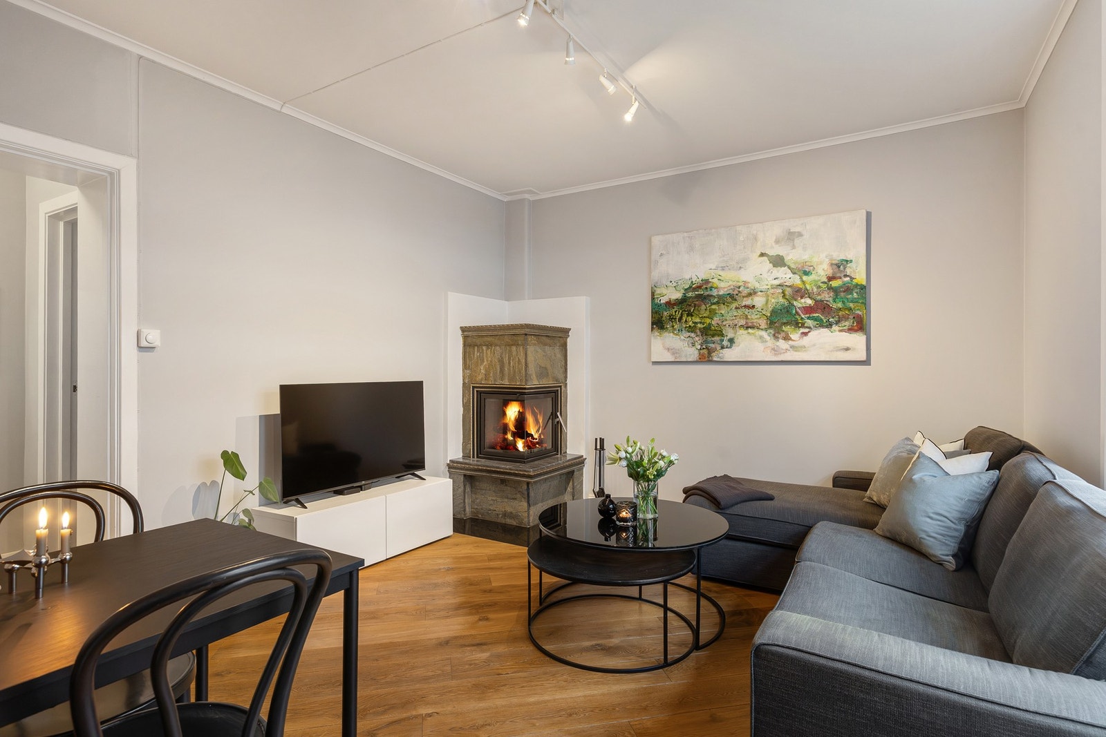 Trivelig stue med god plass til sofagruppe, sofabrod og underholdningsavdeling. Galleribilde