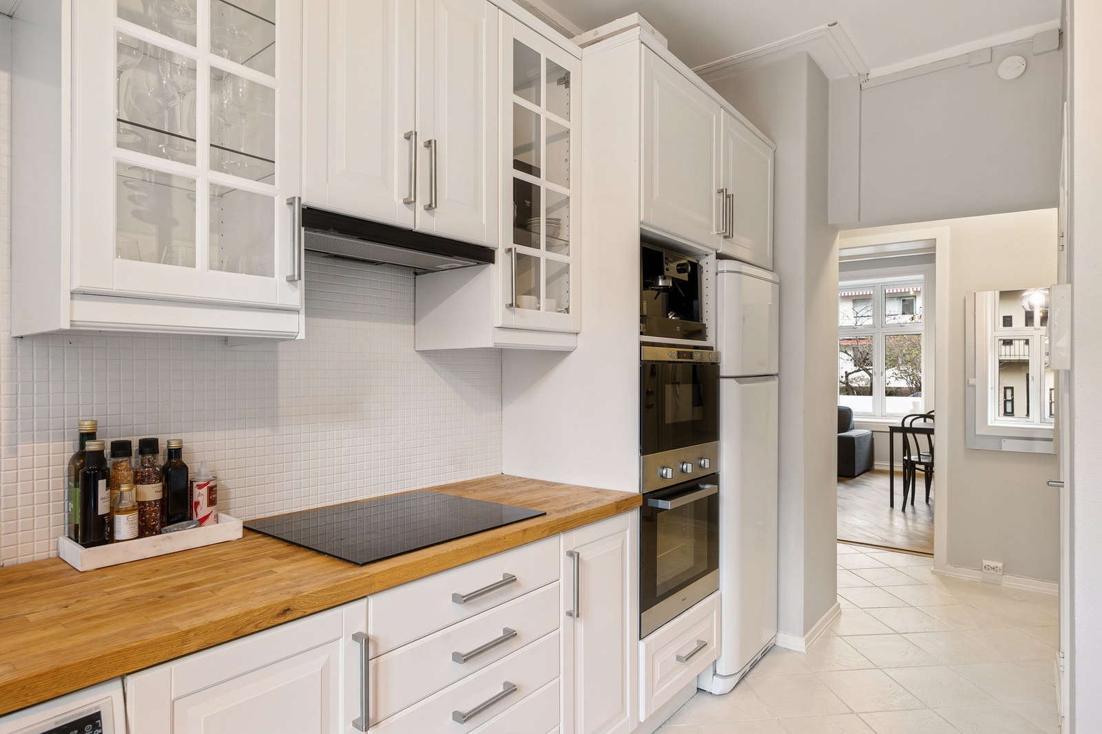 Rikelig med skap- og benkeplass. Galleribilde