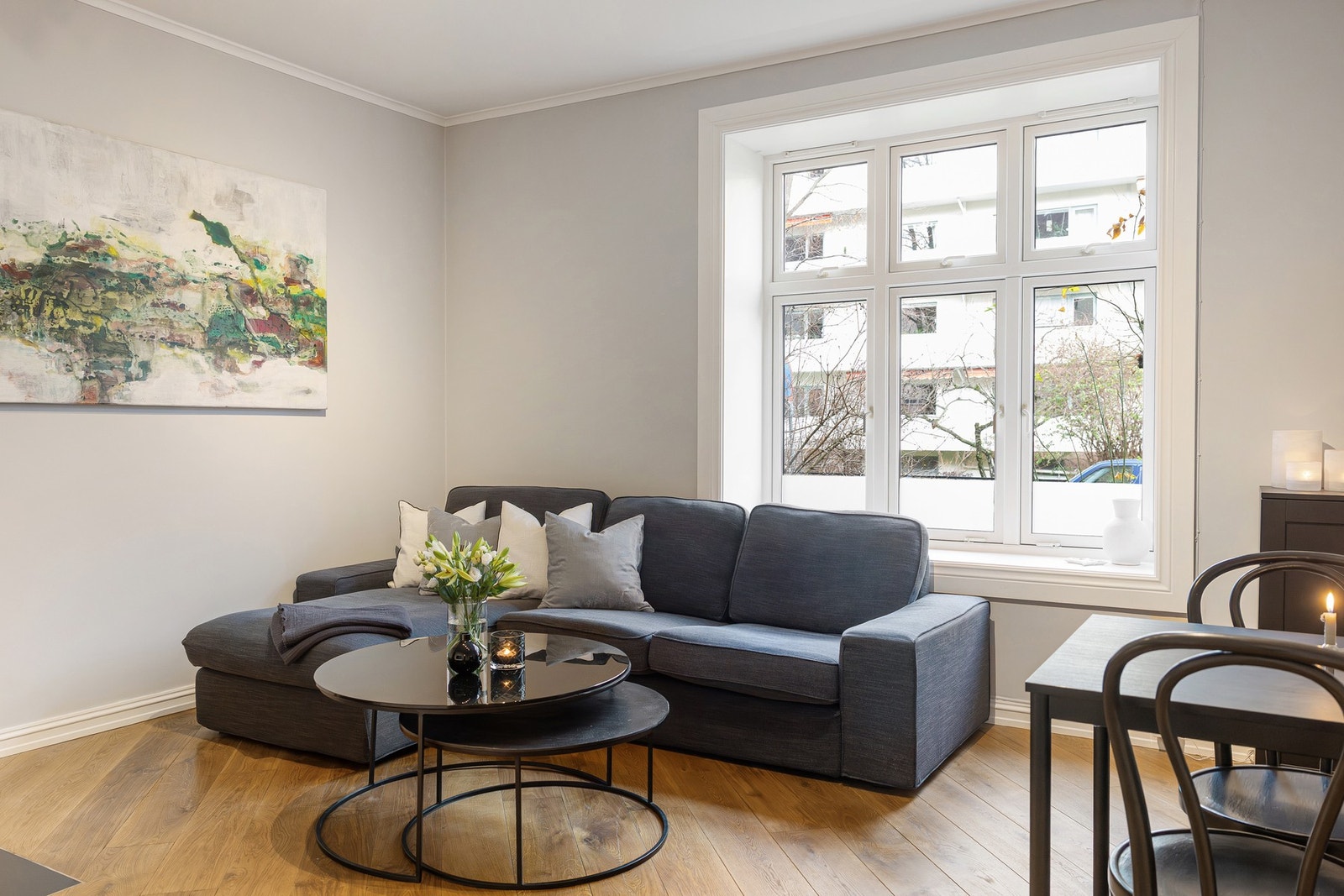 Leiligheten oppleves lys og luftig med god takhøyde og store vindusflater. Galleribilde