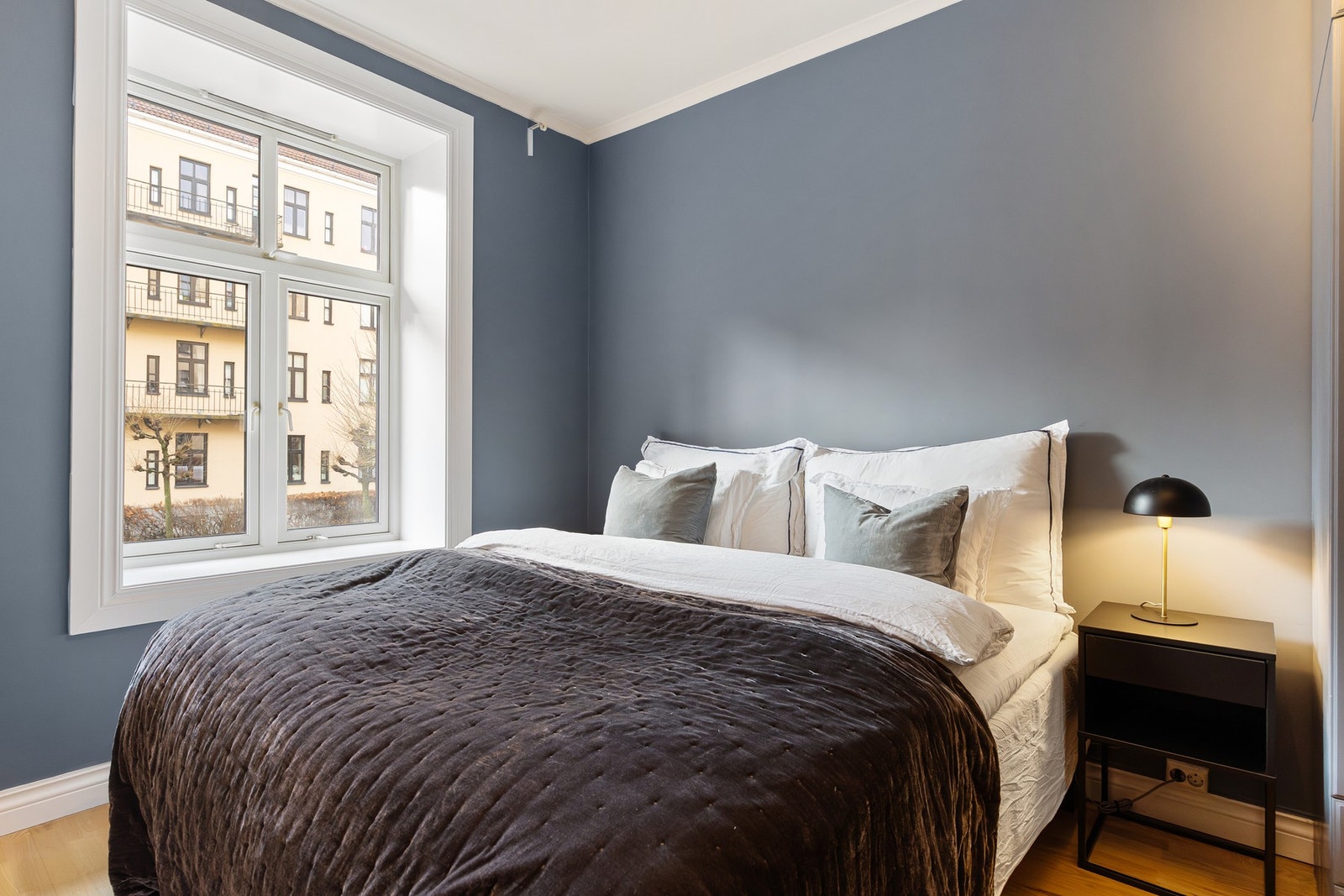 Soverommet vender mot stille og rolig bakgård. Galleribilde