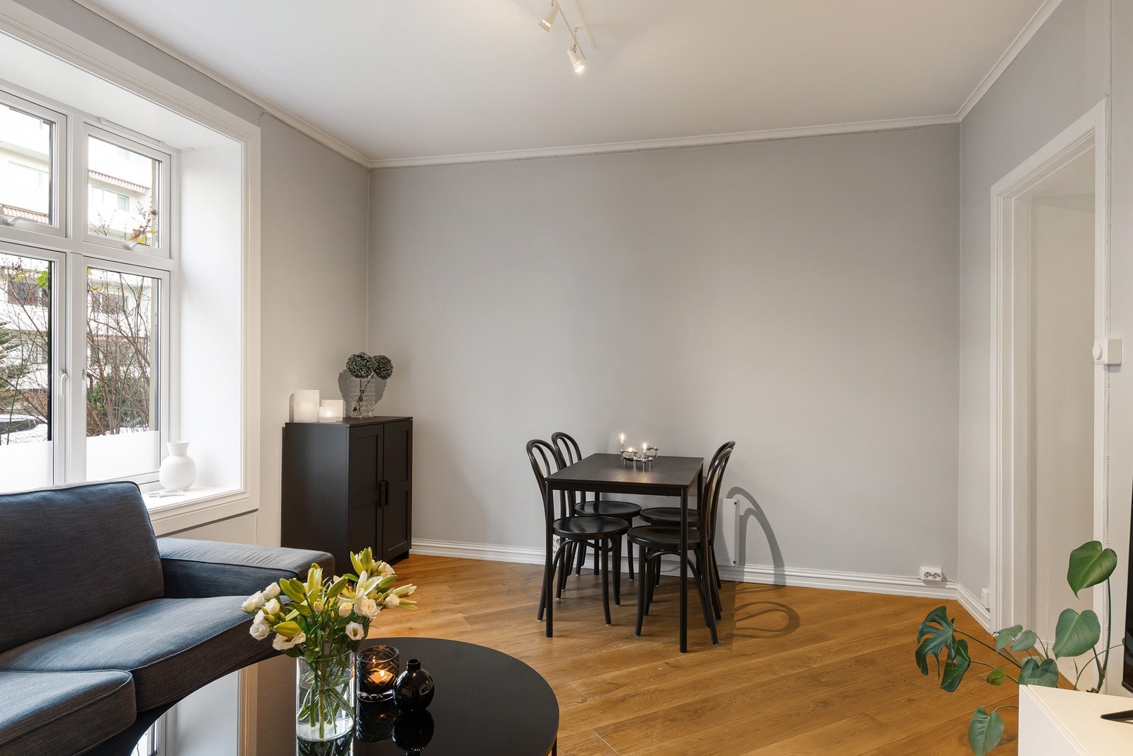 God plass til spisebord med tilhørende spisestoler. Galleribilde