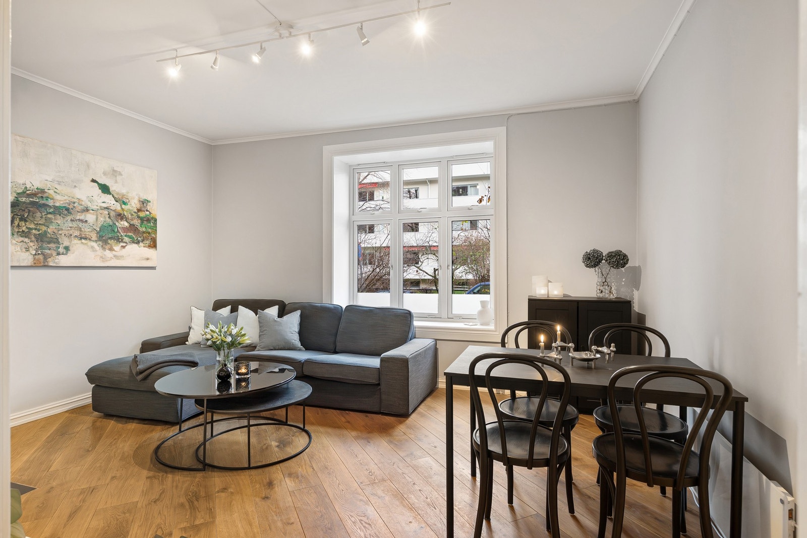 Gjennomgående planløsning som består av stue, kjøkken, soverom, bad og entré. Galleribilde