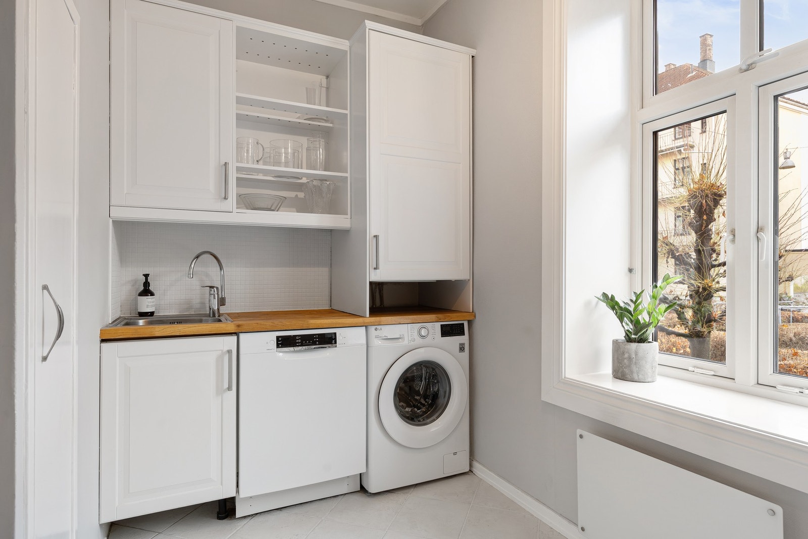 Integrerte hvitevarer består av platetopp, stekeovn, mikrobølgeovn, oppvaskmaskin og kjøleskap med fryser. Galleribilde