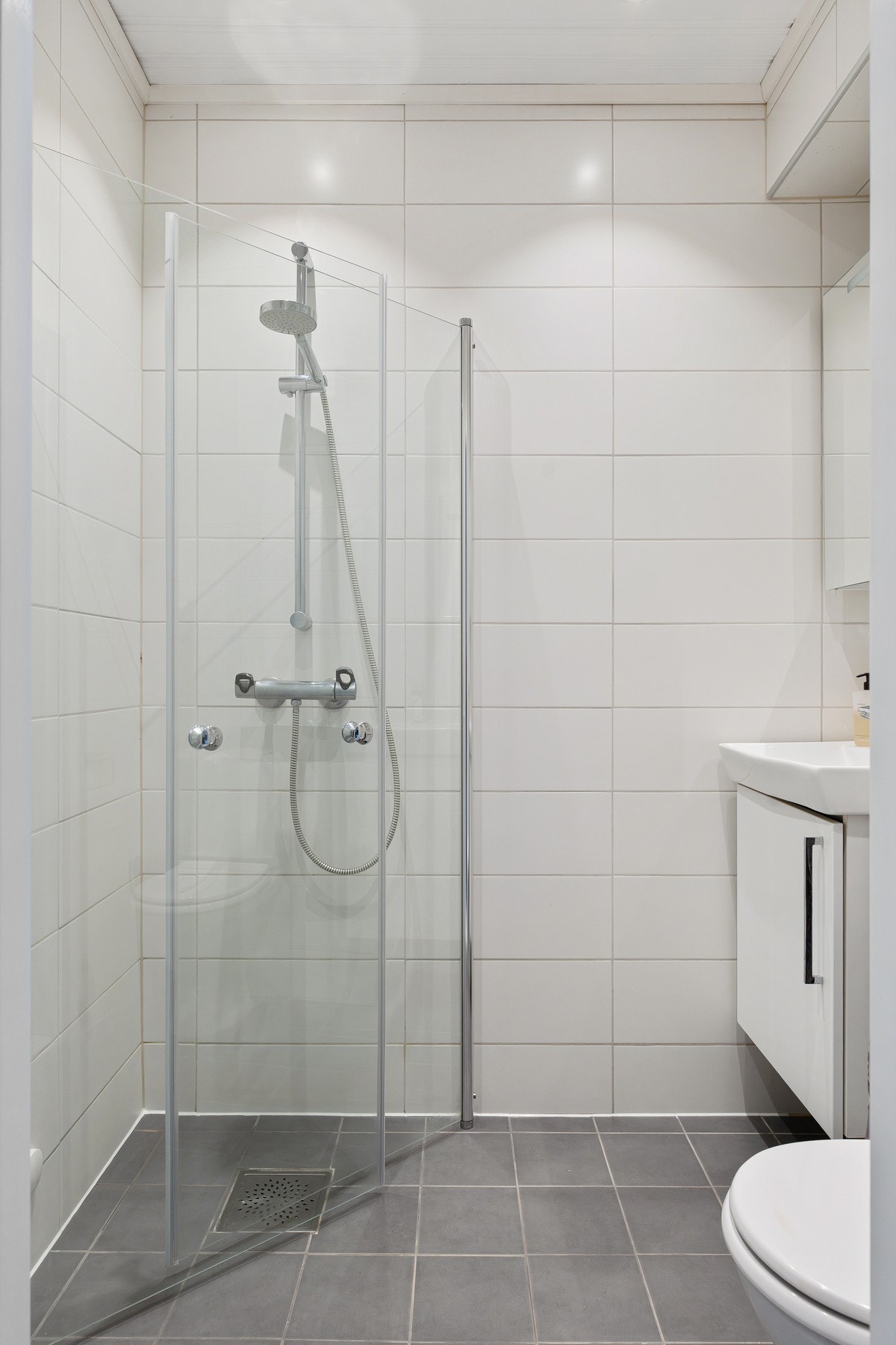 Pent, flislagt baderom med downlights i himling og varme i gulv. Galleribilde