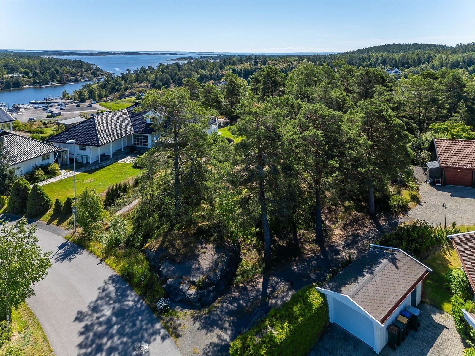 Tomtegrense sett fra Galeasveien - Foto: Kristian Bollæren v/Fotofinish Galleribilde