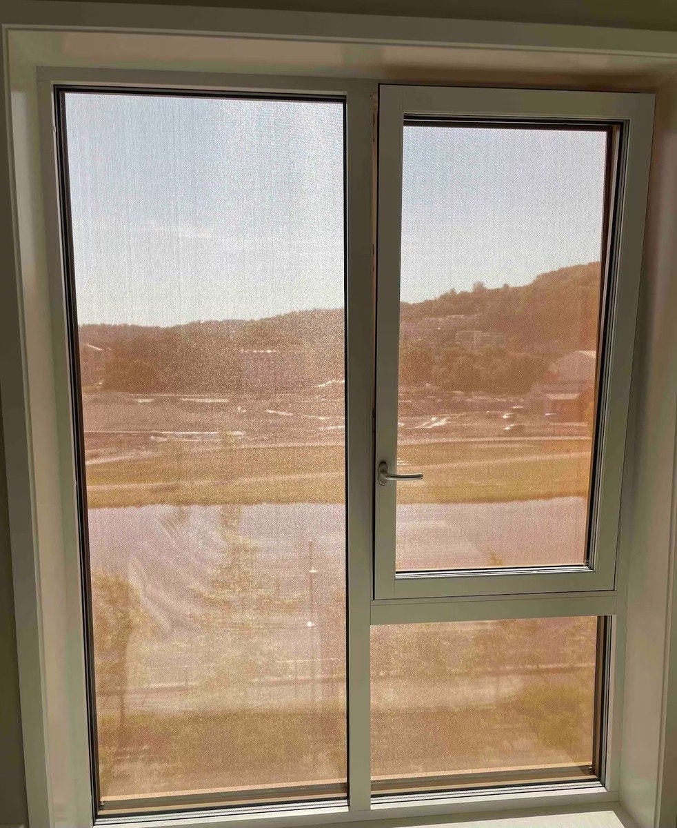 Vinduene på hovedsoverom med solskjerming (styres med fjernkontroll på alle vinduer i leiligheten) Galleribilde