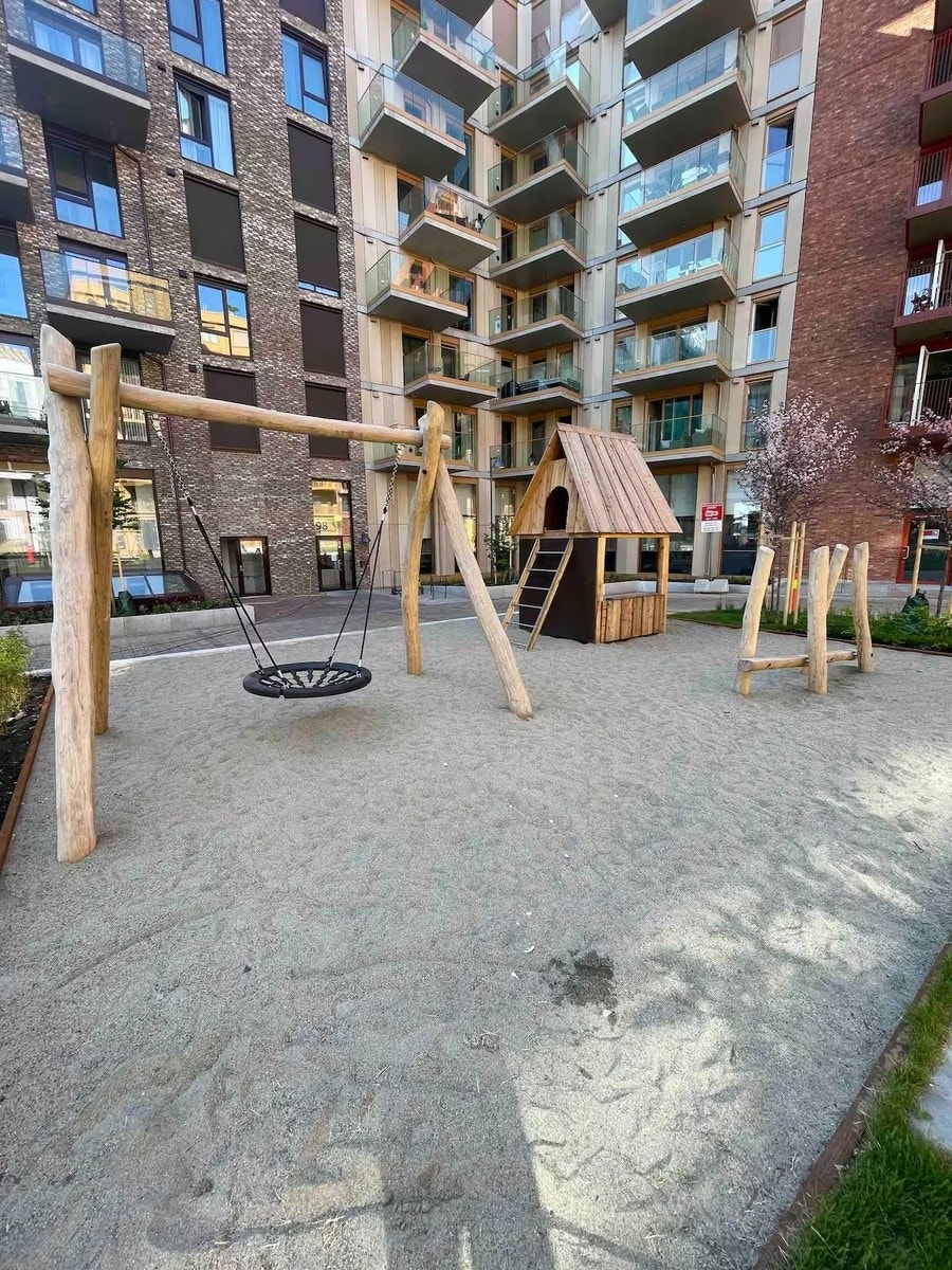 Lekepark i bakgård Galleribilde