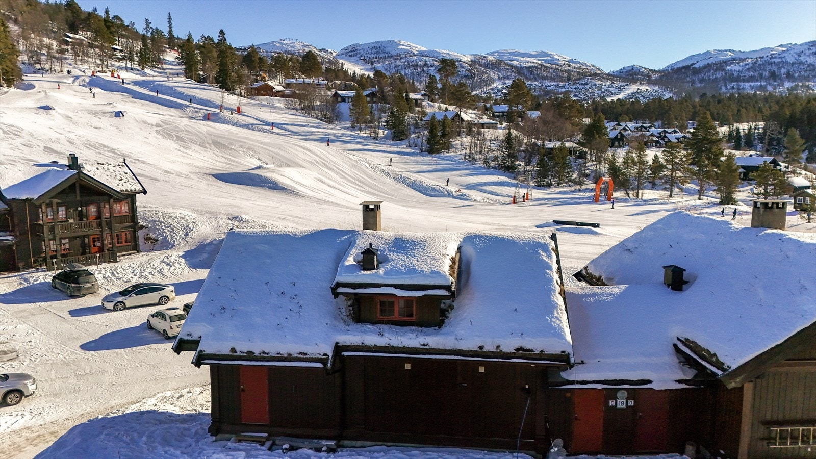 Rauland Skisenter er et familievennlig skianlegg med variert terreng, flotte løyper og gode offpiste-muligheter. Med over 150 km langrennsløyper og moderne heisanlegg, er det en perfekt destinasjon for både nybegynnere og erfarne skikjørere. Galleribilde
