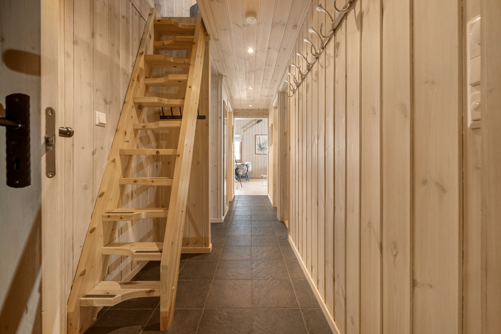 Entré med varmekabler i gulv og trapp opp til 3.etasje/hemsetasje. Galleribilde