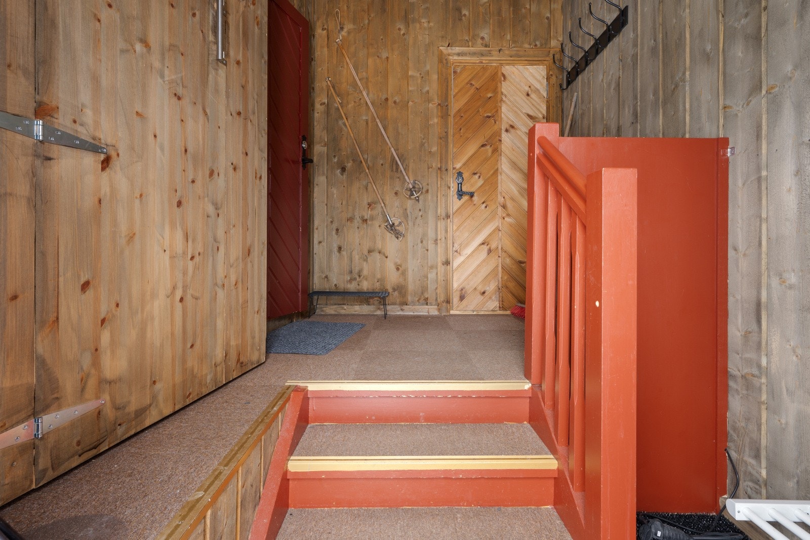 Leiligheten har egen privat inngang. Her er det godt med oppbevaringsplass og bod ved inngangen. Galleribilde