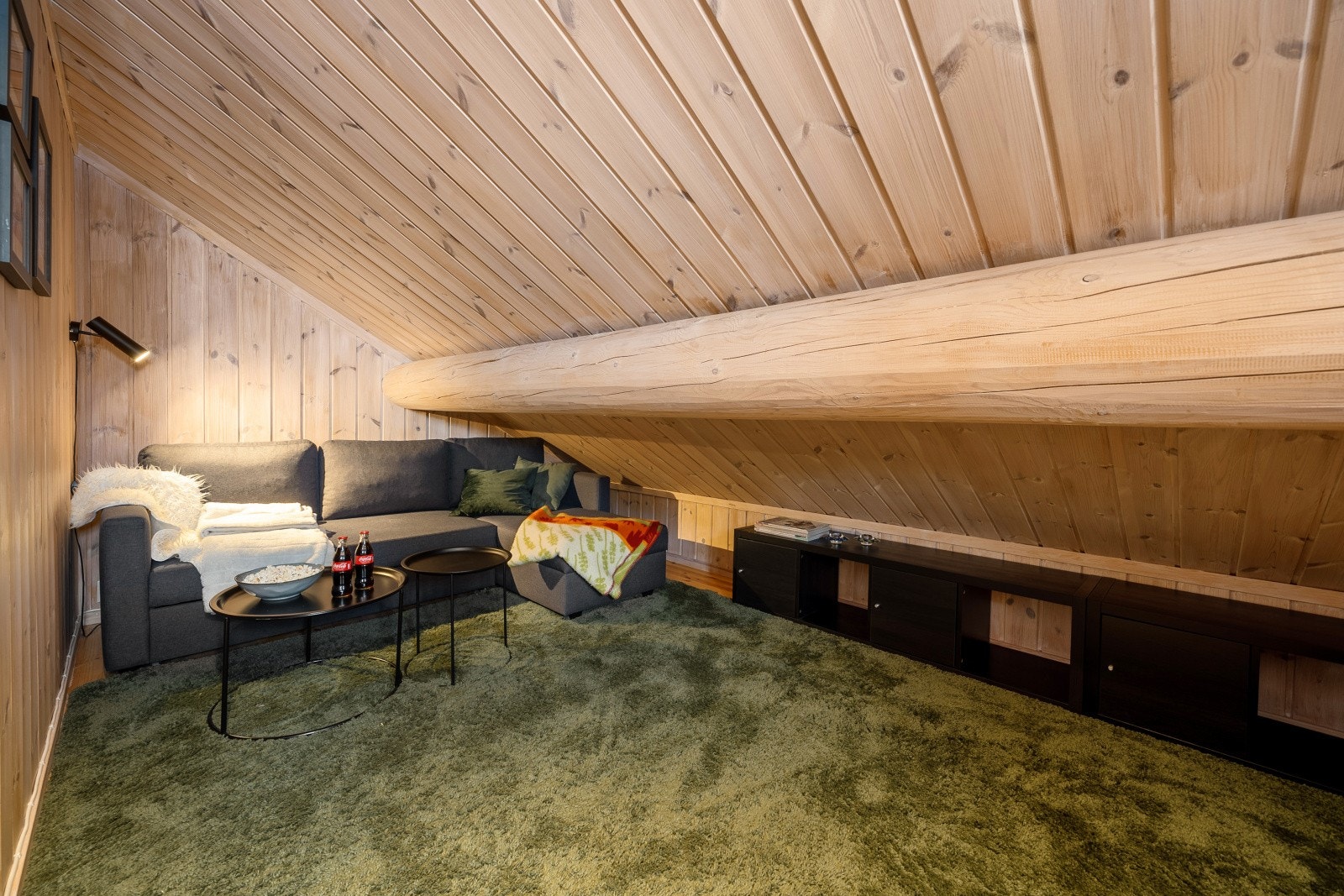 3.etasje/loftsetasje er i dag innredet som loftstue. Galleribilde