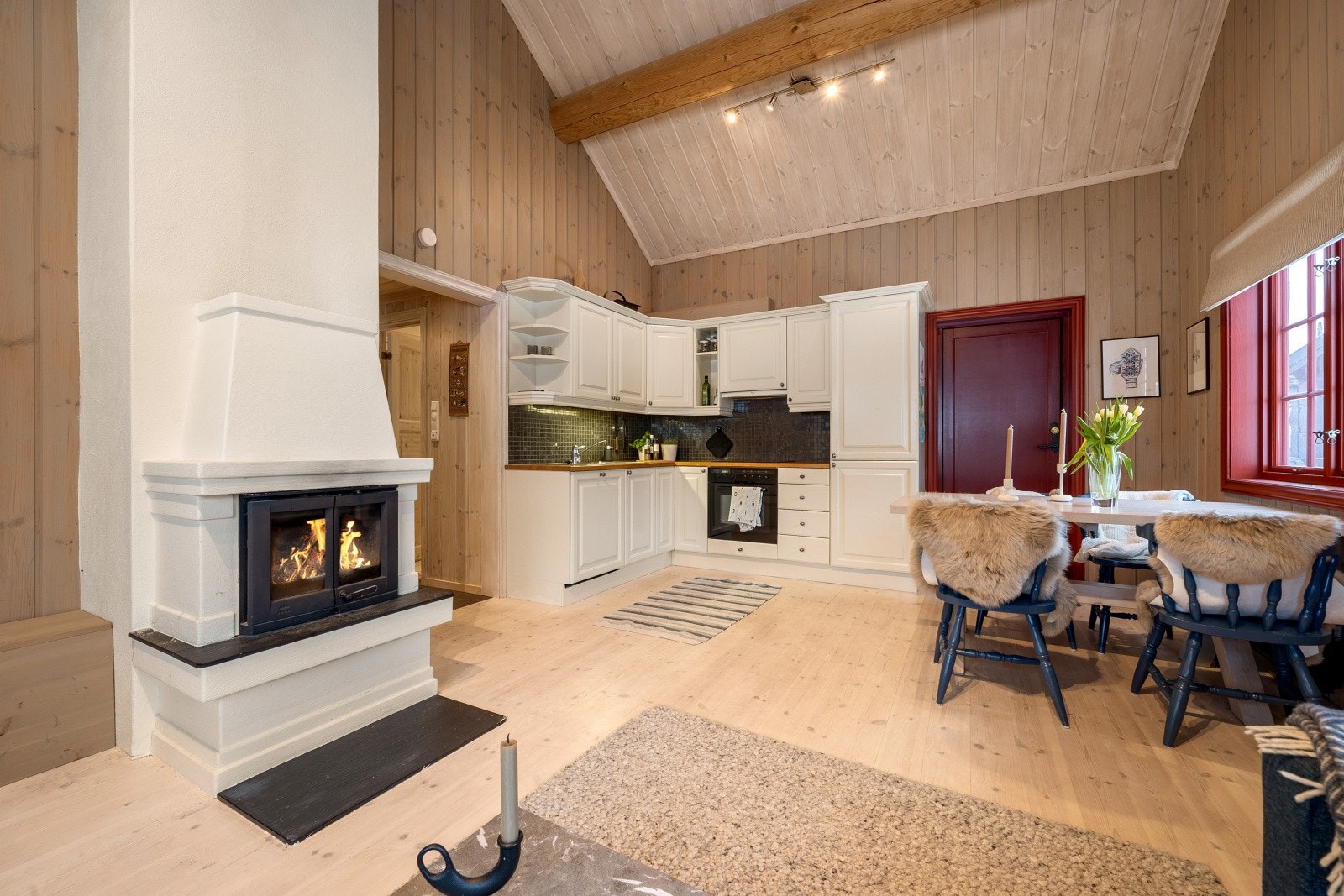 Med sentral plassering i rommet, fungerer peisovnen som en effektiv varmekilde. Hyggelig er det også å kunne se flammene både fra sofa og spiseplass. Galleribilde