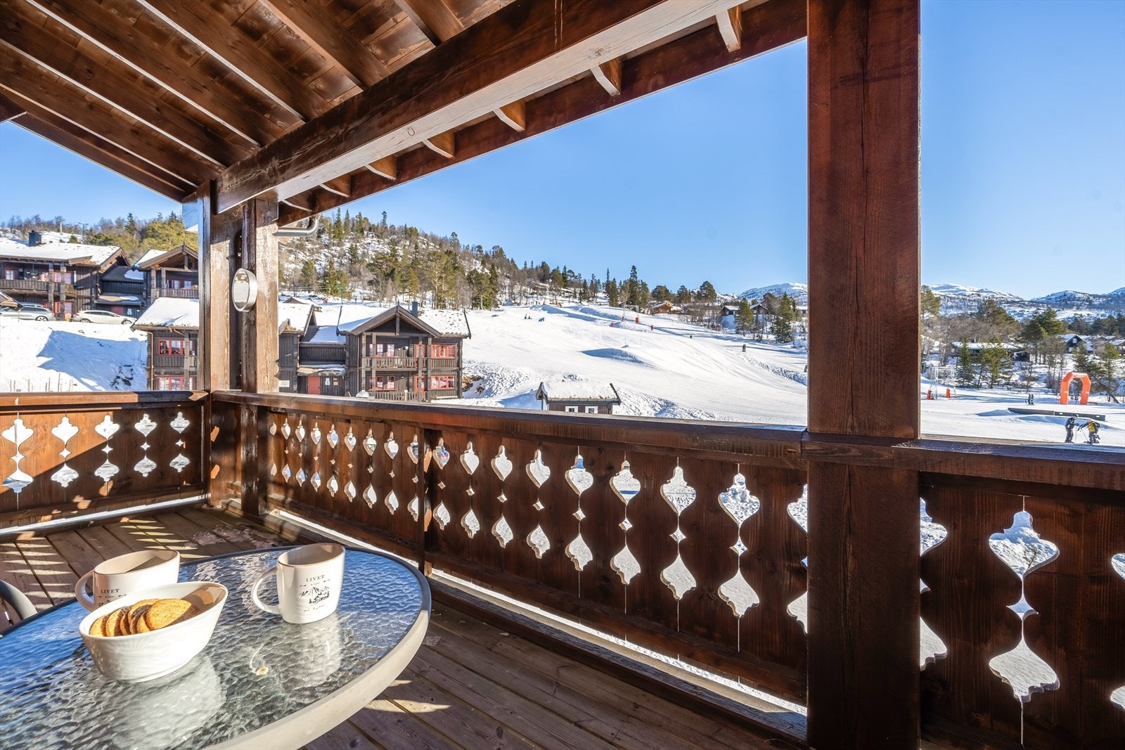 Verandaen er romslig med god plass til utemøbler. Her kan du nyte solen på dagtid og ha full utsikt til alpinbakken. Galleribilde