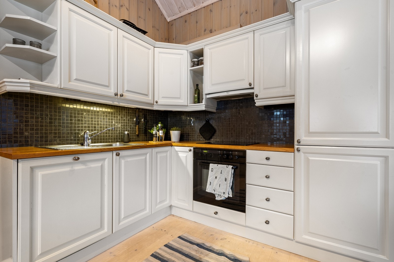 Stilrent kjøkken med profilerte fronter. Praktisk og med god skapplass. Galleribilde