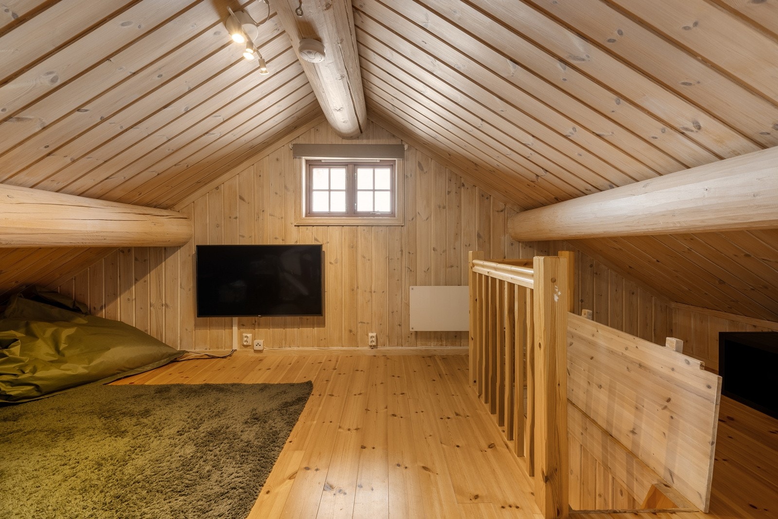 På toppen av trappen er det montert en lem, som er praktisk både for varme- og lyddemping. Galleribilde