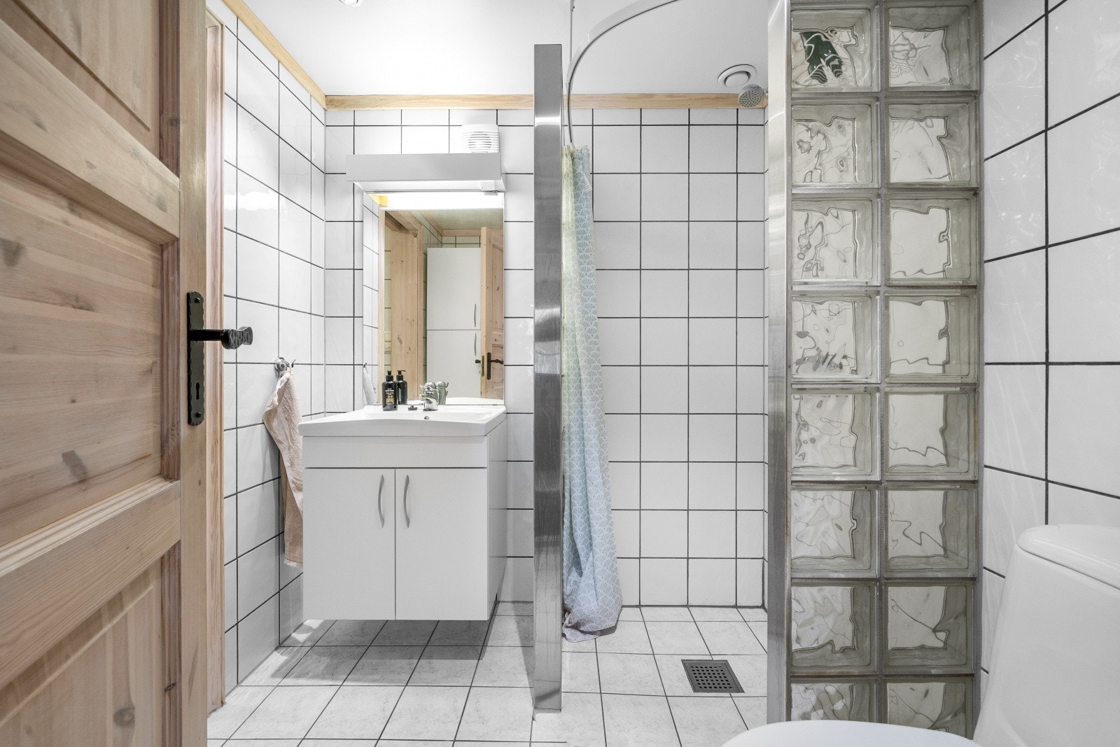 Badet er moderne og velutstyrt med flis på vegg/gulv. Direkte inngang til vaskerom rett fra badet. Galleribilde