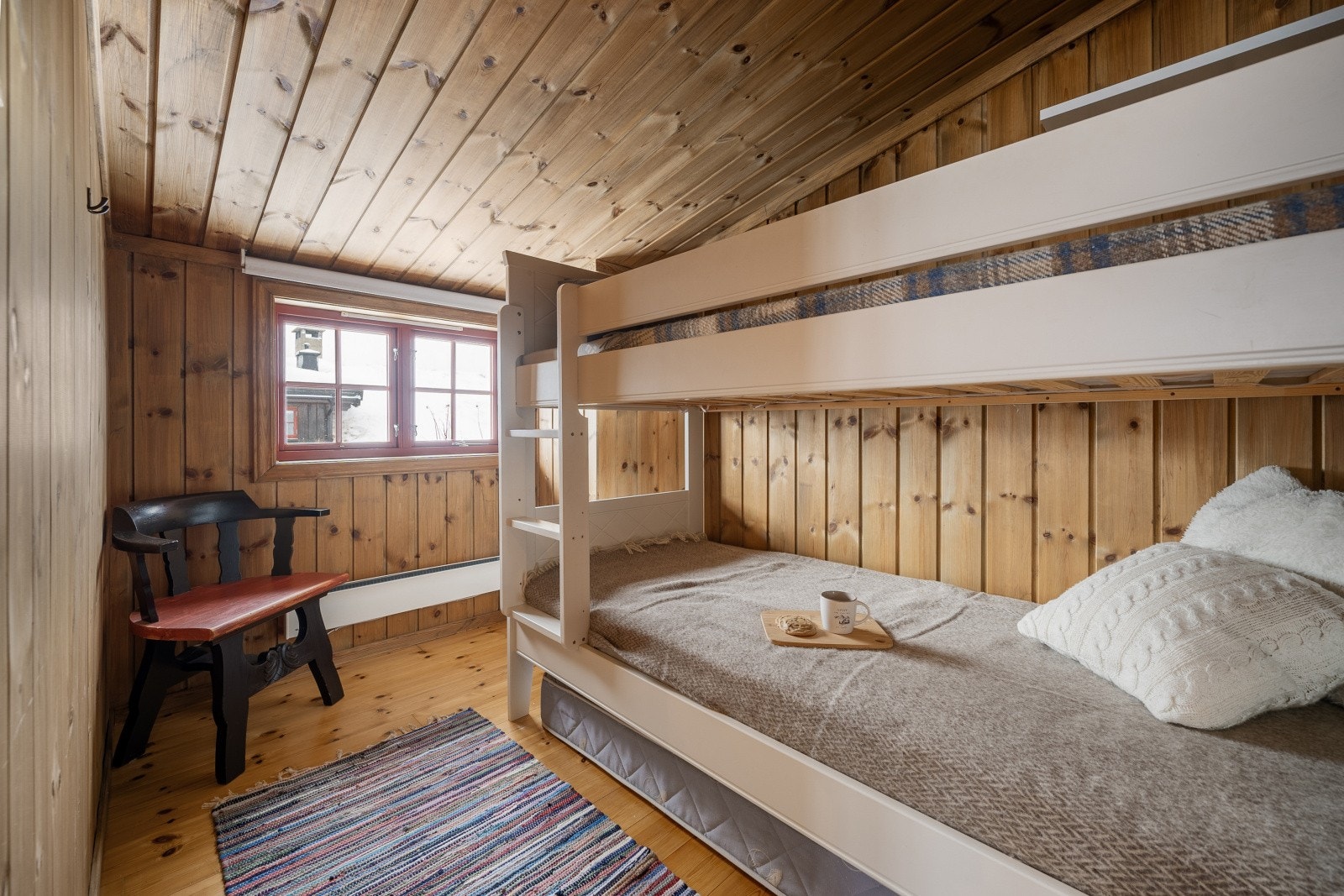 Rom i 3.etasje innredet som soverom. Dette gir hytta enda flere sengeplasser som passer perfekt ved gjester eller en større familie. Galleribilde