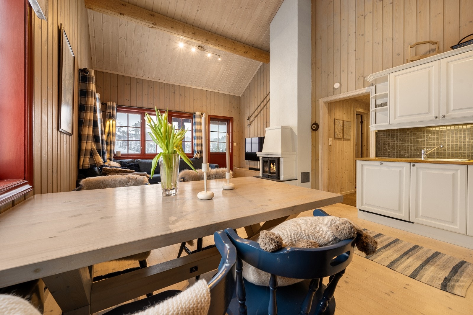 Direkte utgang til en herlig balkong samt utgang fra kjøkken til uteområde hvor du har kveldssol. Galleribilde