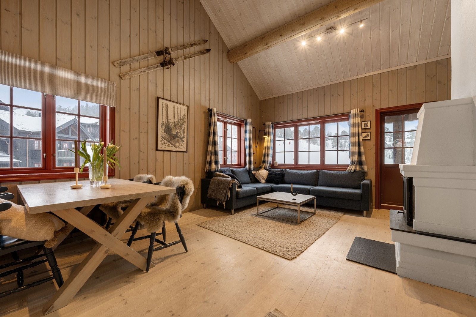 Lys og åpen stue med rikelig plass til både salong og spisebord. Her får du lysinnslipp fra flere himmelretninger. Galleribilde