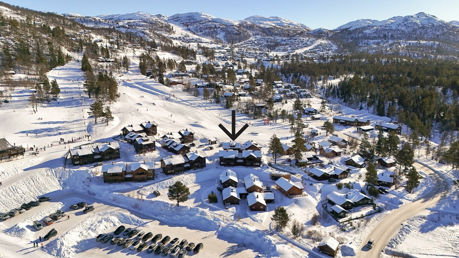 Leiligheten har ski inn/ut tilgang til både alpinbakken og langrennsløypene. Eiendommen har en fantastisk beliggenhet som passer for alle generasjoner Galleribilde