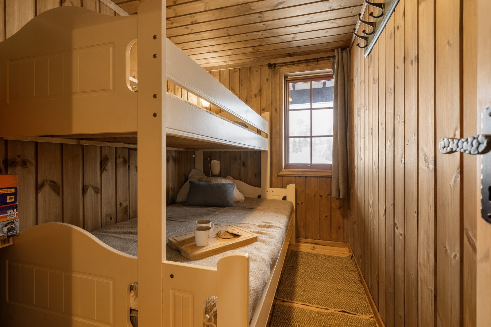 Leiligheten har to romslige soverom i 2.etasje med god plass til seng og garderobeløsning. Galleribilde