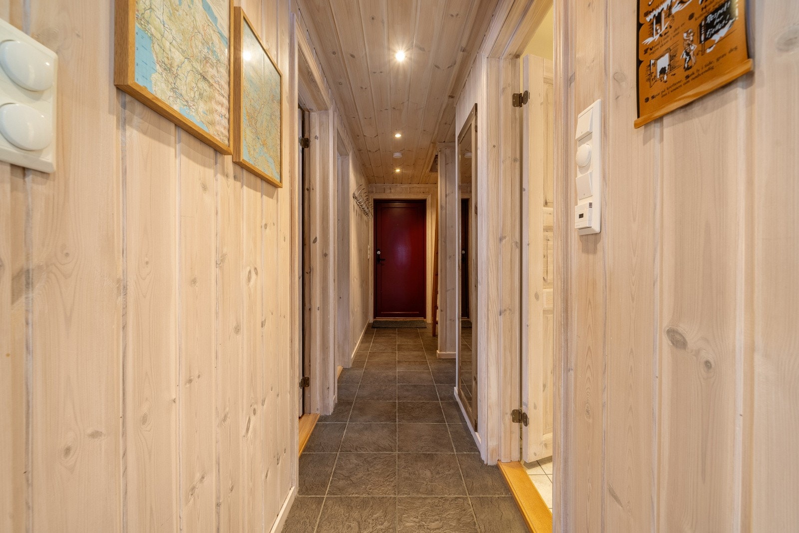 Den romslige gangen er funksjonelt med plass for av- og påkledning. Praktisk bod også her med mulighet for oppbevaring av klær og sko. Galleribilde