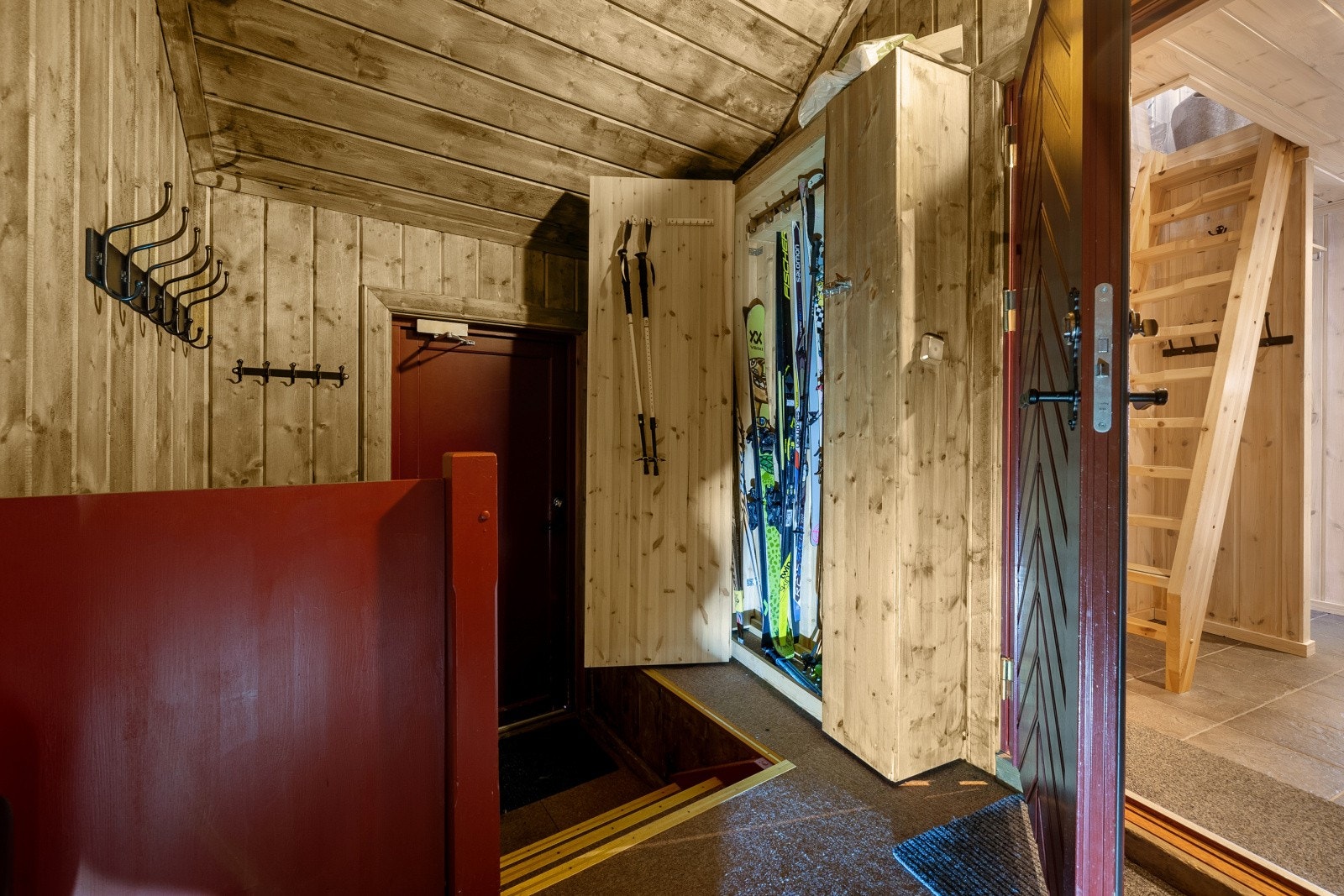 I gangen har du ski-skap perfekt for oppbevaring av familiens ski. Galleribilde