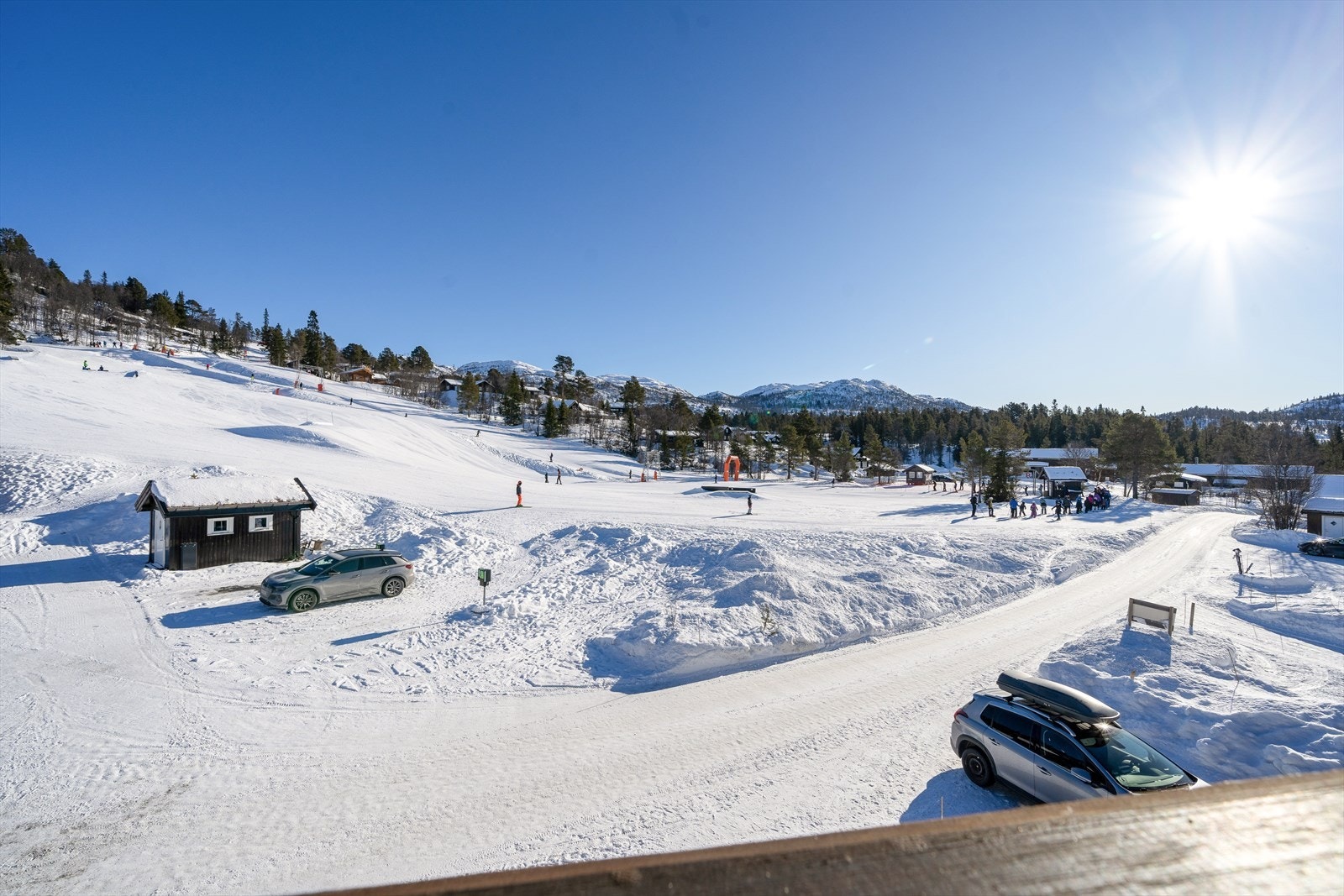 Parkering på utsiden av leiligheten, samt felles parkeringsplass i sameiet. Galleribilde