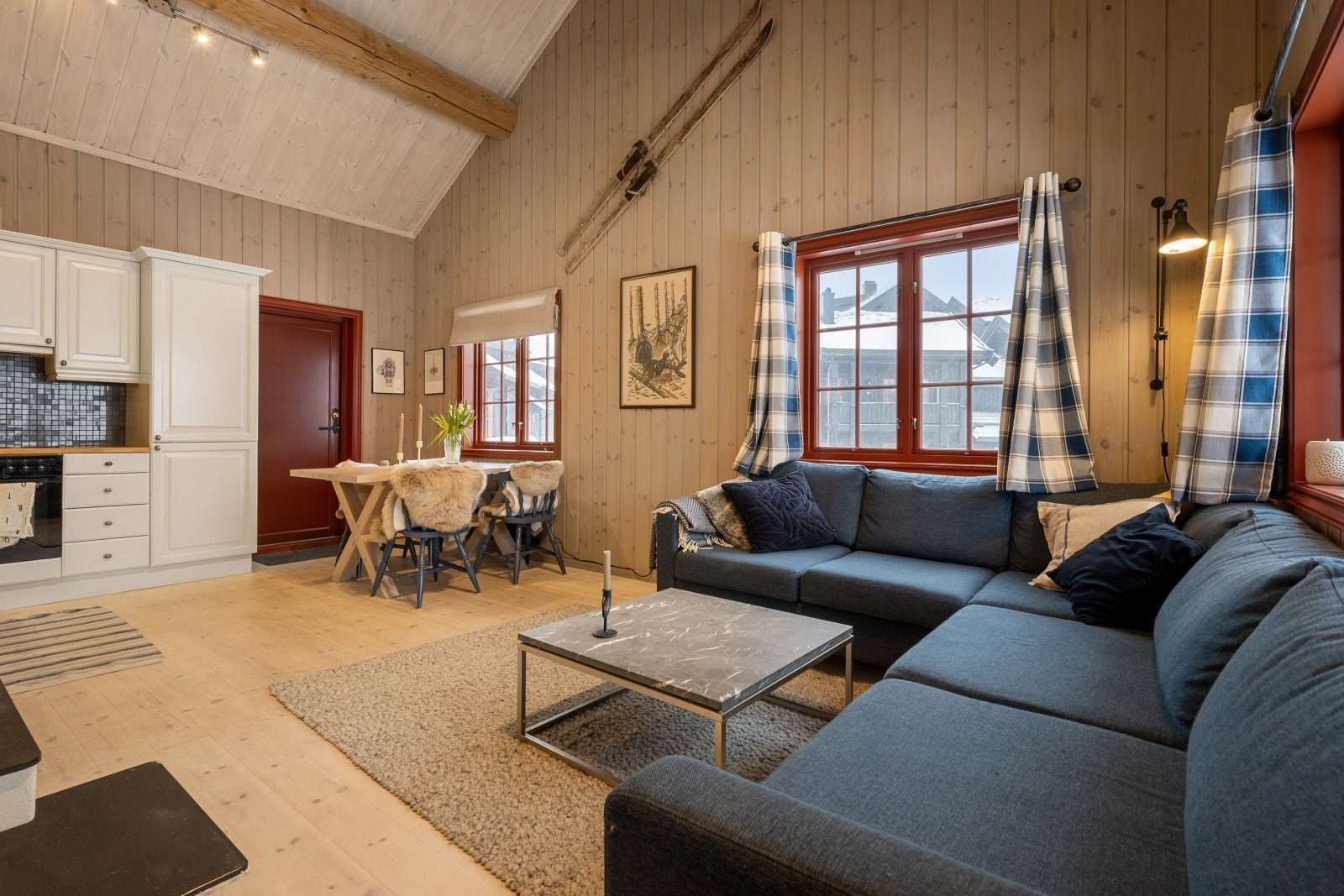 Arealet i denne fjellleiligheten er smart utnyttet med en praktisk todeling. Den ene sonen har en åpen stue- og kjøkkenløsning som skaper et sosialt og funksjonelt oppholdsrom. Den andre sonen inneholder gang, bad og soverom, som gir privatliv. Galleribilde