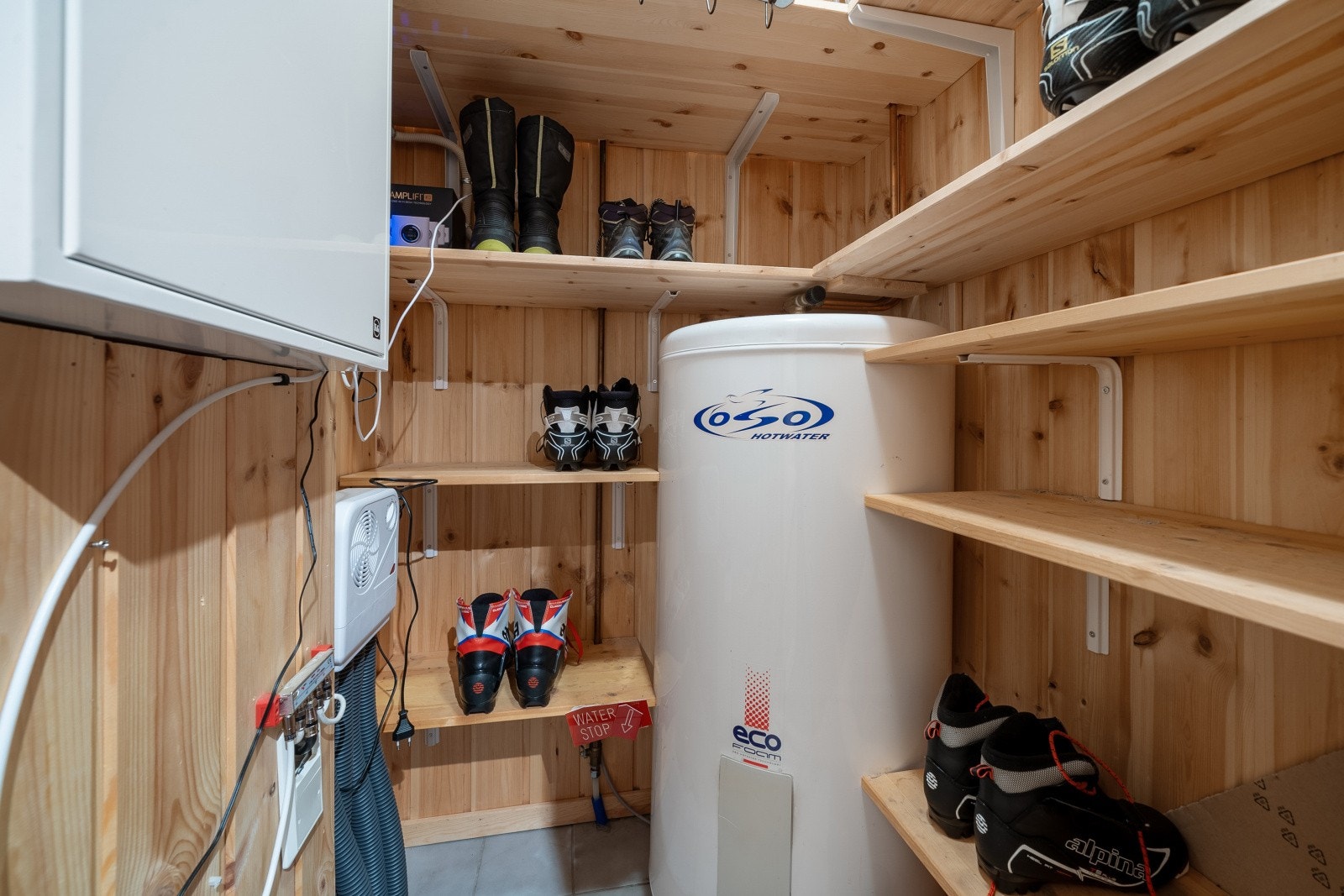 Teknisk rom med god plass til oppbevaring av sko, hjelper og annet turutstyr. Galleribilde