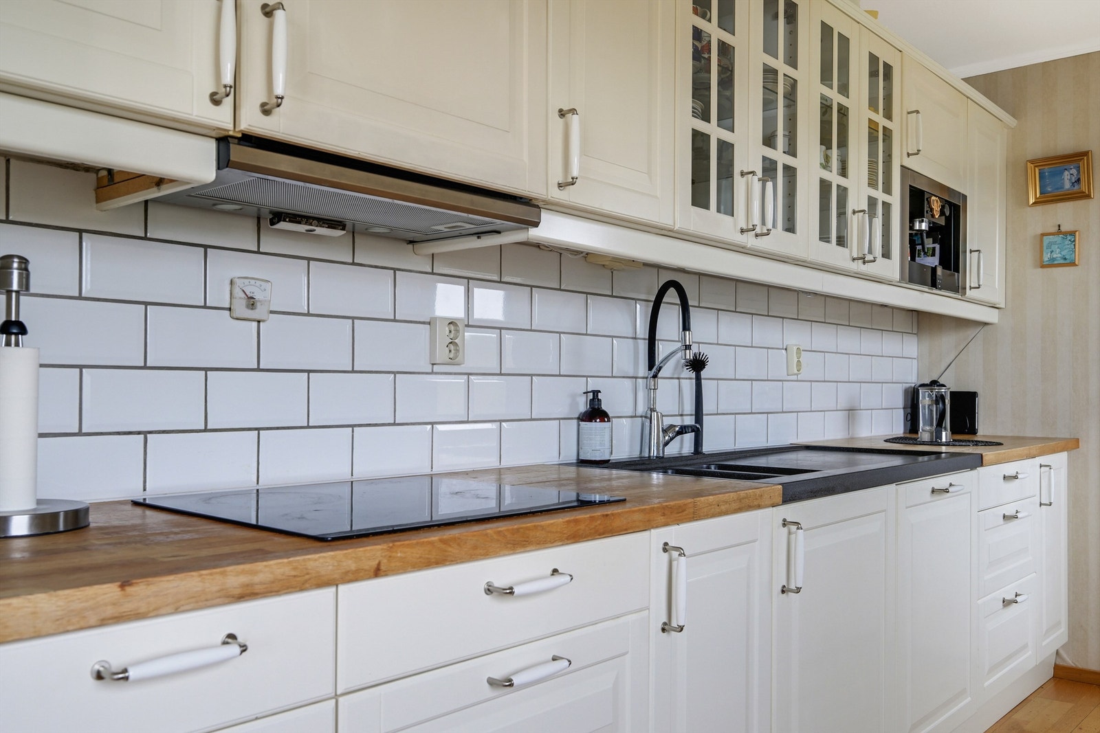 Kjøkkenet er innredet med kjøl/fryseskap, oppvaskmaskin, platetopp, micro, komfyrvakt, kaffemaskin og stekeovn integrert i innredningen. Galleribilde