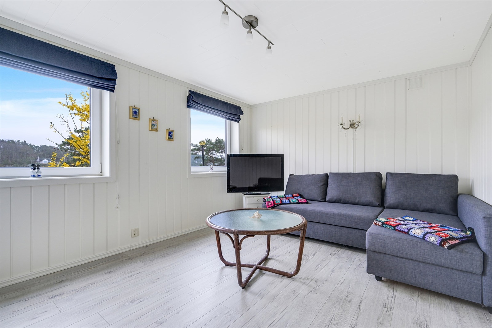 Soverom med god plass til dobbeltseng og tilhørende møblement. Galleribilde