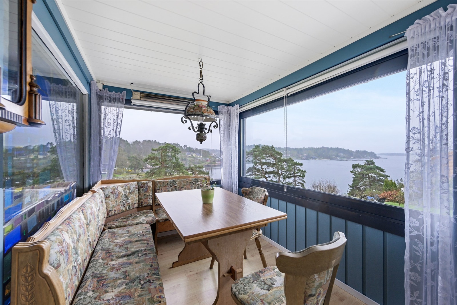 Hyggelig sitteplass med sjøutsikt. (innglassingen av balkongen fremkommer ikke på bygningstegningene) Galleribilde