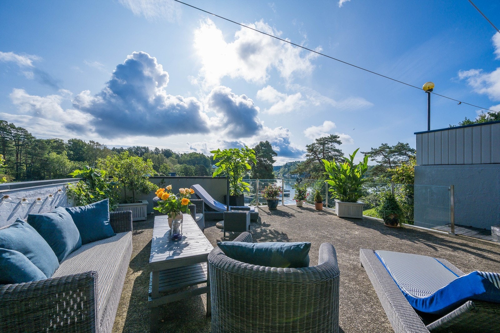 Over garasjen er det anlagt en god balkong med plass til en romslig sittegruppe. Galleribilde