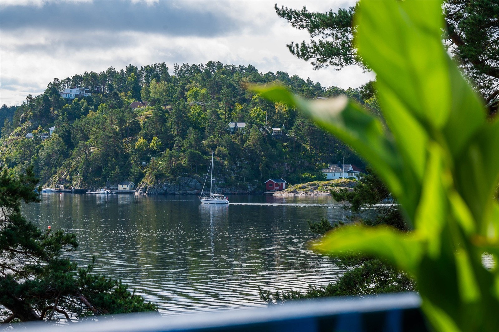 Sjønær og hyggelig enebolig beliggende flott til i Fuglevik- Solrike uteplasser med utsikt, nærhet til kyststi og natur! Foto: Kristian Bollæren v/Fotofinish Galleribilde
