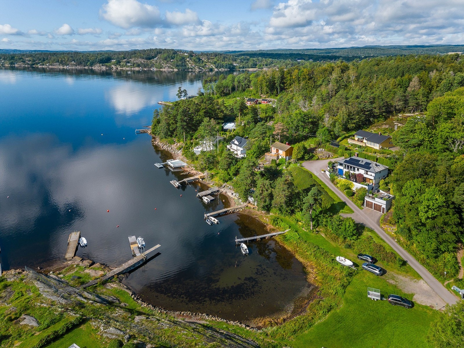 Med flotte naturområder tilliggende tomten har du fantastiske muligheter til hyggelig opplevelser i skogen og langs kysten. Galleribilde